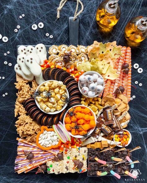 The Ultimate Halloween Snack Board -- Trick or Treat and Kid Approved! Halloween Charcuterie Boards, Easy Halloween Snacks, Halloween Charcuterie, Snack Boards, Dulces Halloween, Hocus Pocus Party, Food For Party, Halloween Board, Charcuterie Board Ideas