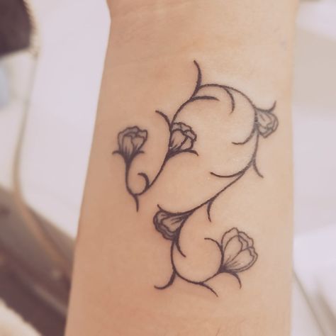 Leo Tattoo With Flowers, Pretty Leo Tattoos, Floral Leo Tattoo, Flower Leo Tattoo, Cute Leo Tattoo Ideas, Small Leo Zodiac Tattoos For Women, Small Leo Tattoo, Mine Tattoo, Leo Zodiac Tattoos