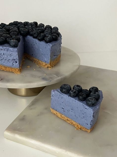 Blue Cake Aesthetic, Cute Baking Aesthetic, Decorated Cheesecake, Blue Berry Cake, Aesthetic Pastries, Blueberry Party, Desserts Photos, Blue Cheesecake, Desert Food