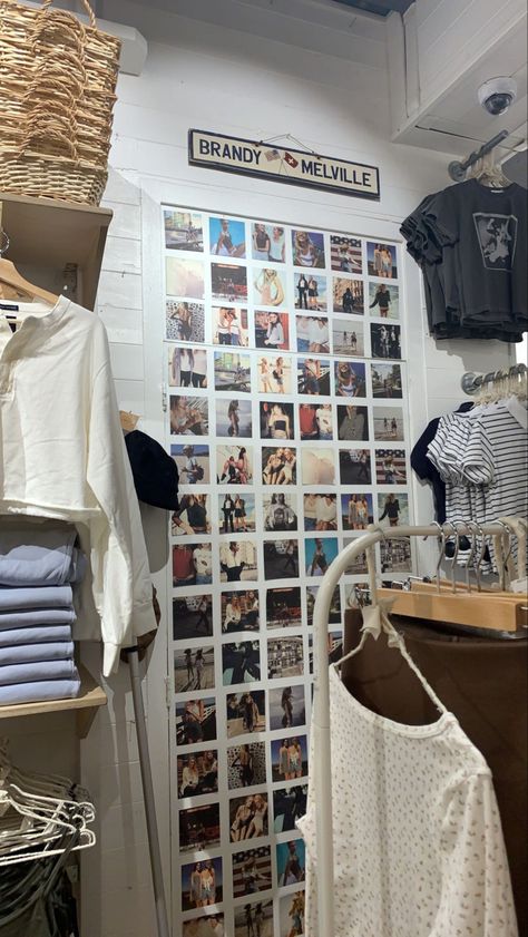 Brandy Melville Room Ideas, Aesthetic Door Sign Ideas, Brandy Melville Inspired Room, Brandy Melville Room Decor, Brandy Melville Decor, Working At Brandy Melville, Brandy Melville Room Aesthetic, Brandy Melville Aesthetic Room, Brandy Melville Aesthetic Bedroom