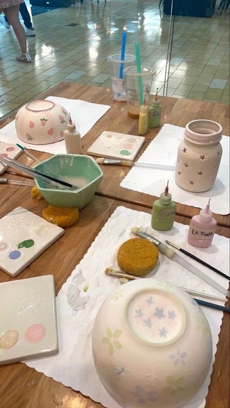 Pottery Painting Class Aesthetic, Pottery Class Date, Pottery Cafe Aesthetic, Cute Aesthetic Pottery, Pottery Painting Best Friends, Pottery Class Ideas Ceramic Art, Activities To Do With Best Friends, Pottery Painting Photoshoot, Pottery Painting With Friends Aesthetic