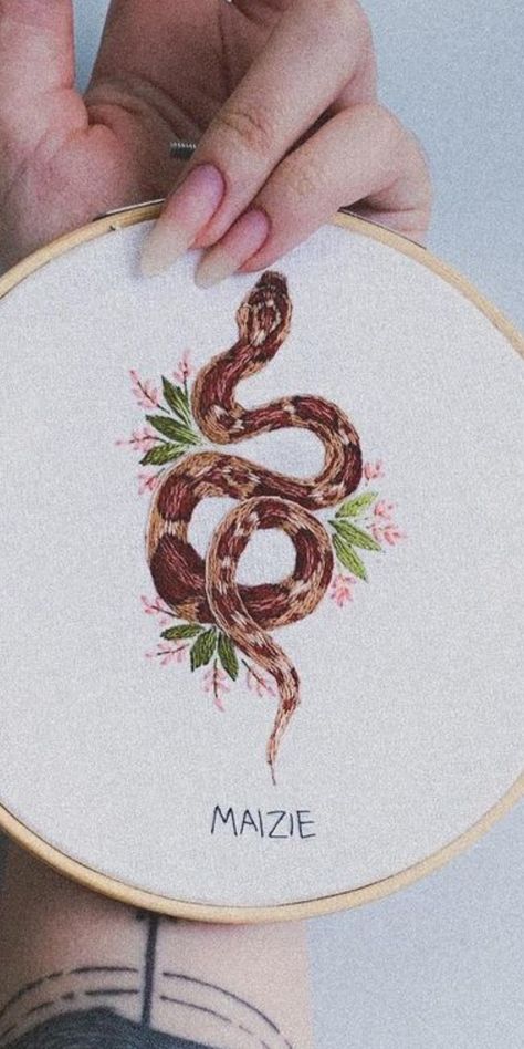 Snake Embroidery, Bead Embroidered Bracelet, Embroidered Bracelet, Taxidermy Art, Contemporary Embroidery, Art Embroidery, Brazilian Embroidery, Hand Embroidery Art, Modern Embroidery