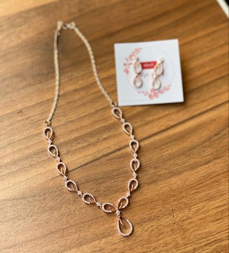 Aaram Design Gold, Diamond Hangings, Rose Gold Necklace Set, Rose Gold Necklace Simple, Simple Diamond Necklace, Rose Gold Necklaces, Simple Necklace Designs, Diamond Necklace Simple, Gold Bridal Necklace