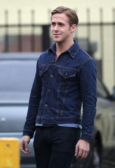 Ryan Gosling Drive Jacket, Ryan Gosling Drive, Ryan Gosling Style, Dark Blue Denim Jacket, Denim Jacket And Jeans, Navy Denim Jacket, Райан Гослинг, Canadian Tuxedo, Levis Denim Jacket