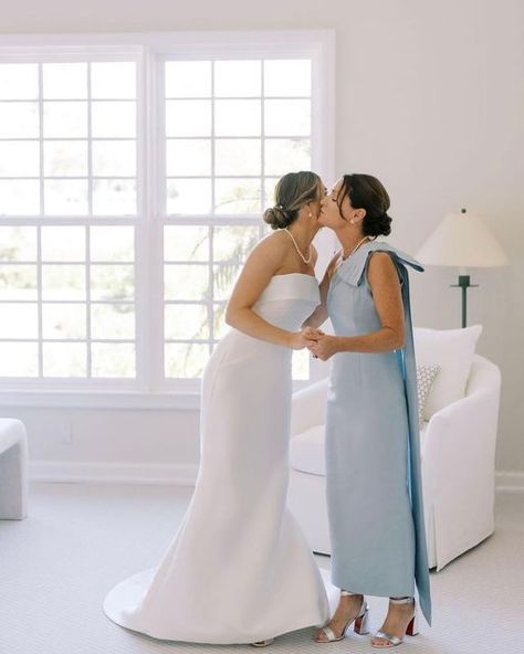 Anne Barge on Instagram: ""My favorite wedding days are ones with details that are sentimental to the bride and groom. Meg spent the morning of her wedding getting ready in her grandparents’ house, where she spent so much of her time growing up. When that sweet touch, combines with a getting ready space that ties perfectly into the design of wedding day - classic and simply elegant - magic happens. I’m not sure I’ll ever get over the beauty and emotion of this stunning wedding weekend.." - Words from Meg's wedding planner, Anna Caroline  Gown: Newport by @annebarge photography: @christinemageephotography planning & design: @annacarolineweddings venue: @ji_Club video: @josephhardinfilms florals: @hutchinsonsfloral music: @theheadlinersband beauty: @cindygoetzmakeupartist @salt_beautybar sta Getting Ready Space, Classic Wedding Gown, Wedding Getting Ready, Anne Barge, Classic Brides, Classic Wedding Dress, Wedding Weekend, Wedding Dress Shopping, Beauty Bar