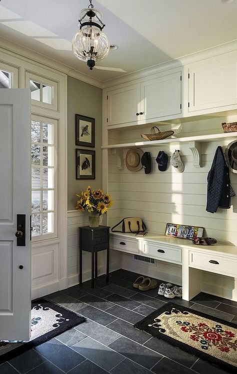 Eye For Design: Create Authentic Farmhouse Style Mudrooms Vstupná Hala, Hall Bench, Mudroom Entryway, Bench Storage, Farmhouse Entryway, Entry Design, Mudroom Design, Casa Country, Foyer Decorating