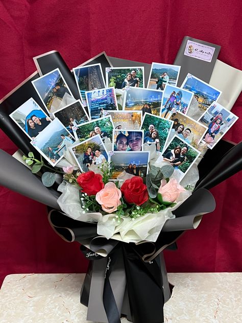 Picture Bouquet Gift, Poloroid Pictures Bouquet, Photo Bouquet Handmade Diy, Photo Bouquet Craft Gift, Picture Bouquet Diy, Picture Bouquet Crafts Gift Ideas, Flower Bouquet With Pictures, Polaroid Gift Ideas Friends, Photo Bouquet Handmade