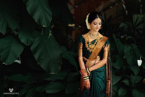 Photos from a Hindu wedding. #bride #keralabride #bridalsaree #bridalhairstyle #bridalblouse #greensaree #keralawedding #hinduwedding #blousedesign #southindianwedding #weddingjewelry Engegment Pose, Hindu Wedding Bride, Temple Shoot, Pose Bride, Saree For Engagement, Haldi Bride, Telugu Bride, Reception Couple, Saree Function