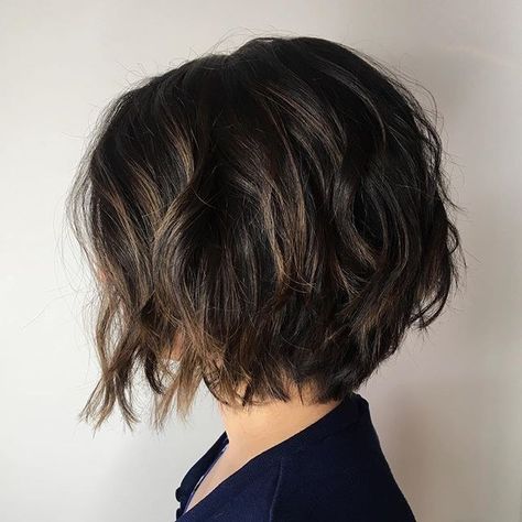 Short Bob with Choppy Layers Throughout Brunette A Line Bob, Getextureerde Bob, Hairstyles For Thick Hair, Brunette Bob, Messy Bob Hairstyles, Choppy Bob Haircuts, Thick Wavy Hair, Bob Hairstyles For Thick, Choppy Bob