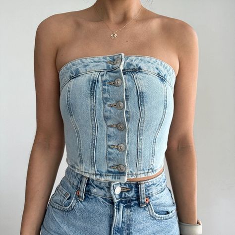 New Zara Denim Corset Top Womens Bustier Strapless Cropped Button Front Amazing Denim Corset Top In A Beautiful Light Wash. Smocked Elastic Fabric Detail At Back. Front Metal Button Closure. Size Xs New With Tag Zara Denim Corset, Denim Corset Top, Denim Crop Top, Denim Corset, Cotton Crop Top, Satin Long Sleeve, Zara Crop Top, Sweater Crop, Crop Top Bra