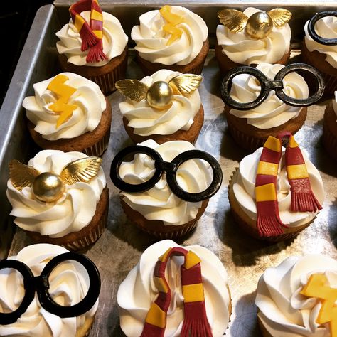 Harry Potter cupcakes Tort Harry Potter, Baby Harry Potter, Harry Potter Desserts, Gateau Harry Potter, Harry Potter Shower, Harry Potter Cupcakes, Harry Potter Theme Birthday, Birthday Cupcakes Decoration, Harry Potter Birthday Cake