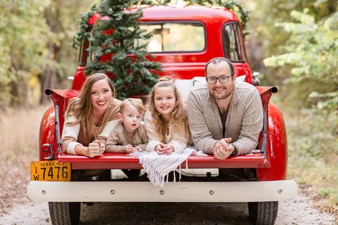 Outdoor Christmas Photos, Tree Farm Photo Shoot, Vintage Truck Christmas, Christmas Poses, Christmas Card Pictures, Photography Mini Sessions, Red Truck Christmas, Xmas Photos, Christmas Red Truck