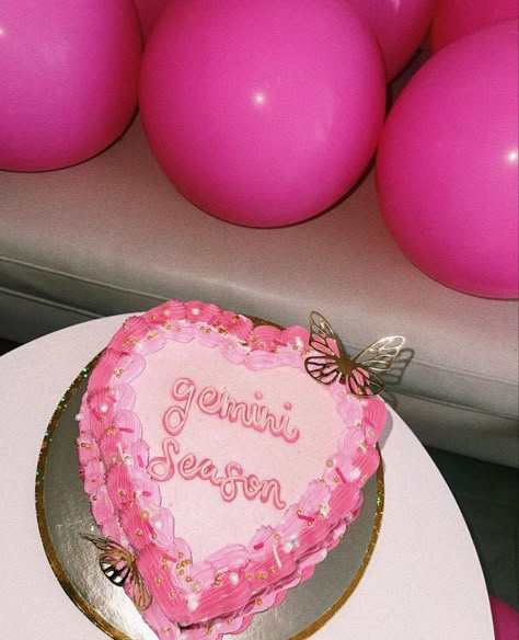 Gemini Szn Aesthetic, Gemini Birthday Cake Ideas, Gemini Birthday Cakes, Gemini Cake Aesthetic, Heart Cake Gemini, 17th Birthday Cake Girl, Gemini Season Cake, Aries Szn Cake, Gemini Cake Birthday