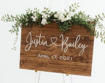 Floral Arrangements Centerpieces, Arch Home, Head Table Decor, Wooden Wedding Signs, Wedding Arch Flowers, Arch Flowers, Wood Wedding Signs, Garden Wedding Decorations, Ceremony Signs