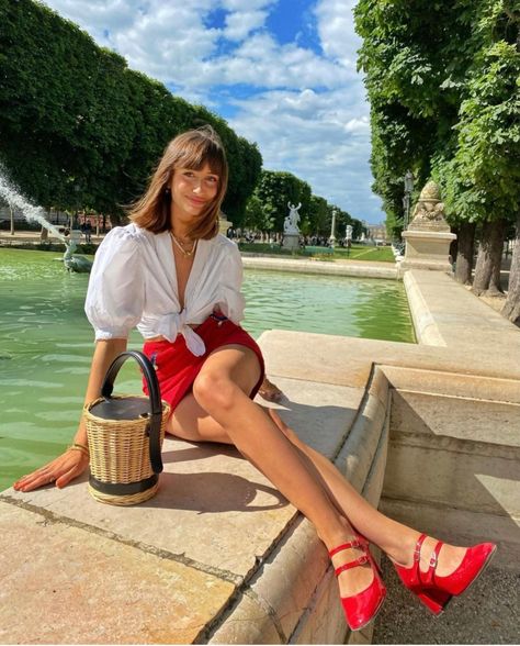 French Girl Summer Style, French Summer Outfits, Parisian Summer Outfits, Style Chic Parisien, French Style Parisian Chic, Parisian Style Summer, Style Parisian Chic, Parisian Outfits, Parisian Summer