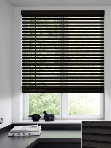 Black Venetian Blinds, Venetian Blinds White, Black Blinds, Door And Window Design, Single Door Design, Modern Blinds, Dark Home Decor, Made To Measure Blinds, Dark Home