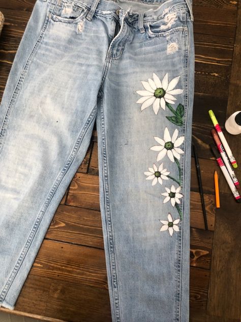 Pant Painting Aesthetic, Fabric Painting On Jeans, Hand Painted Pants Design, Painting On Denim Jeans, Embroidery On Jeans Pants, Art On Jeans Pants, Handpainted Jeans, Painted Flowers On Jeans, Denim Painting Jeans