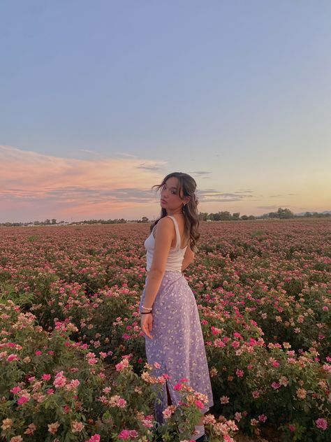 Pose By Yourself, Flower Bush Photoshoot, Picture In Flower Field, Pictures With Dress, Girl Photoshooting Aesthetic, Outfit For Flower Field, Flower Field Aesthetic Photoshoot, Poses In A Flower Field, Meadow Instagram Pictures