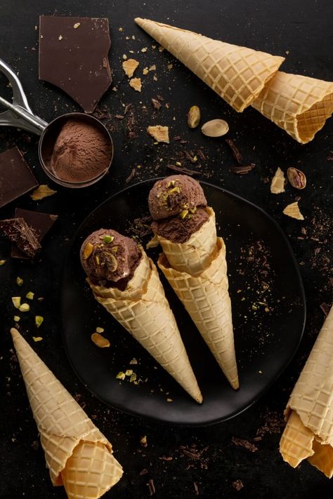 Coffee Summer, Ice Cream Photography, Raspberry Ice Cream, Background Food, Healthy Food Habits, Healthy Food Menu, Ice Cream Cones, Quick Healthy Meals, Chocolate Ice