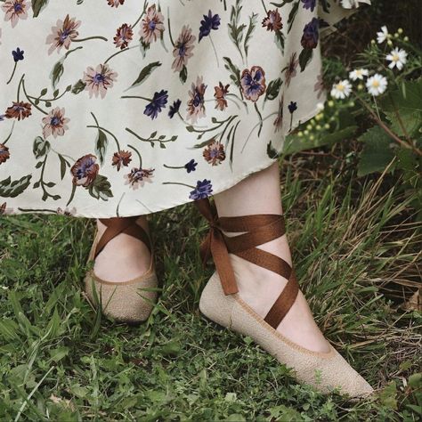 Cottage Core Shoes, Cottagecore Shoes, Ren Faire Outfits, Fairy Shoes, Fair Outfits, Cottagecore Outfits, Shoe Inspo, Eclectic Fashion, Cute Comfy Outfits