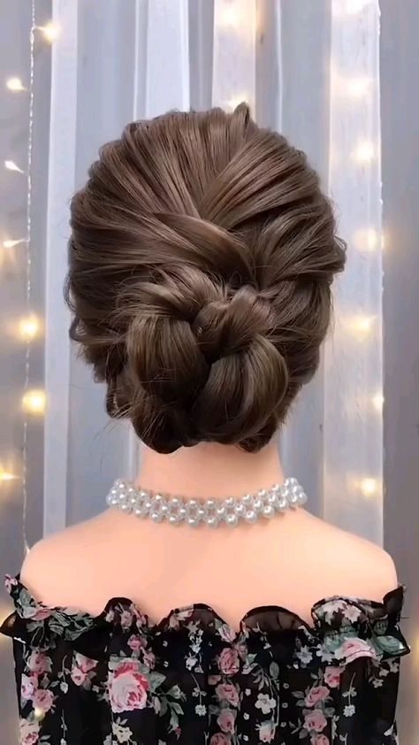 "Enchanting Locks" offers a masterful step-by-step tutorial to help you achieve a stunning hairstyle for your special day, exuding timeless charm and elegance. 🎀 Bun Hairstyles With Jewellery, Wedding Hairstyles Easy Step By Step, Hairdo Sister Of The Bride, Ball Gown Hairstyles Updo, Unique Bun Hairstyles, Korean Hair Updo, Elegant Bun Tutorial, Party Bun Hairstyles, Hairdo Wisuda