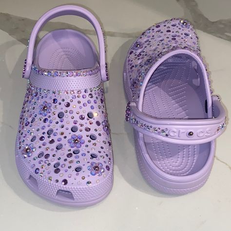 Custom Crocs Designed In Ab Lilac Rhinestones, Ab Clear Rhinestones, Ab Bubble Bath Rhinestones, And Ab Royal Purple Pearls. Glitter Crocs Outfit, Purple Crocs Aesthetic, Olivia Rodrigo Crocs, Glam Crocs, Decorated Crocs, Lilac Crocs, Crocs Fits, Lilac Accessories, Cute Crocs Shoes