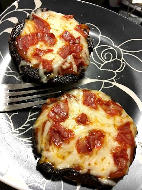 Reviews, Chews & How-Tos: Low-Carb Mushroom Cap Pizza Keto Friendly Foods, Low Carb High Fat Diet, Lean And Green Meals, Low Carb Pizza, Lean And Green, Stuffed Mushroom Caps, No Meat, High Fat Diet, Atkins Diet