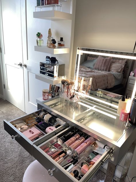 #GRWM 's just got a major upgrade! 😍💖 Discover your perfect glam station with our Vanity Mirrors and SlayStation® Vanity Tables.✨⁠ ⁠ 📸: ⁠Rebecca V.⁠ ⁠ #ImpressionsVanity #GlamRoom #VanityTable #VanityMirror⁠ #MakeupMirror #Makeup #Beauty #Vanity #VanityDecor #HollywoodMirror Makeup Vanity Decor Ideas, Makeup Vanity Organization Ideas, Vanity's Aesthetic, Beauty Baskets, Vanity Room Ideas, Glam Station, Glam Vanity, Makeup Organizing, Vanity Inspo