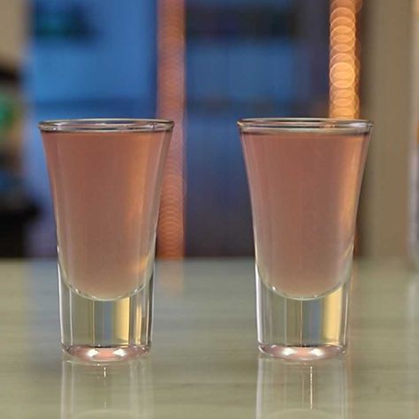 Shots Alcohol Recipes, Shooter Recipes, Strawberry Vodka, Cocktail Shots, Jello Shot, Shots Alcohol, Tipsy Bartender, Drink Responsibly, Liquor Drinks