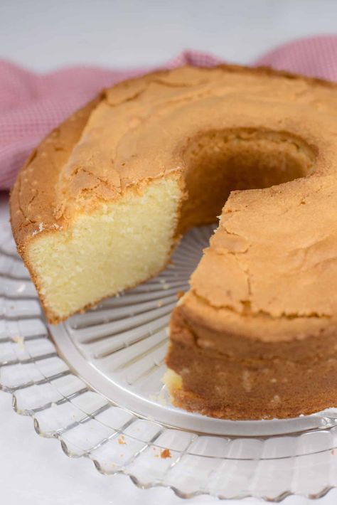 Old Fashioned Whipping Cream Pound Cake Whipping Cream Pound Cake, Classic Pound Cake Recipe, Peach Pound Cakes, Tube Cake Pan, Sour Cream Pound Cake, Pudding Pies, Cream Cheese Pound Cake, Whipping Cream, Pound Cake Recipes