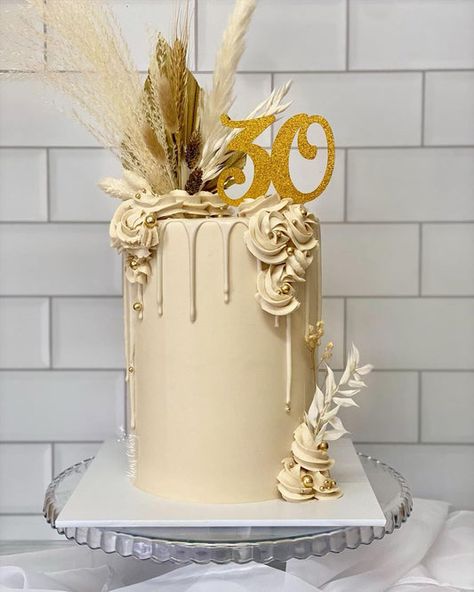 Flower Bouquet Cake, Pampas Grass Arrangement, Grass Cake, Bouquet Cake, Dried Flower Wedding, Boho Cake, Gold Birthday Cake, Elegant Birthday Cakes, New Birthday