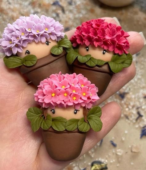 Porcelana Fria Ideas, Fimo Flowers, Clay Crafts For Kids, Clay Keychain, Polymer Clay Flower Jewelry, Clay Magnets, Clay Diy Projects, Clay Crafts Air Dry, Polymer Clay Diy