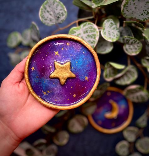 ✨Star Trinket Dish✨ This magical tray is made from clay. Hand made with love for all of your jewelery to stay safe in one place ⭐️ ⭐️slight variations in color are bound to happen since each tray is made from scratch⭐️ Crystal Trinket Dish, Resin Trinket Dish Ideas, Star Clay Dish, Trinket Dishes Clay, Pottery Trinket Dish, Trinket Dish Painting Ideas, Polymer Clay Tray, Clay Tray Ideas, Clay Dish Ideas