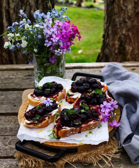 Baked Feta And Blueberries, Blueberry Crostini, Blueberry Feta, Summer Apps, Blueberry Toast, Crostini Appetizers, Blueberry Topping, Blueberry Compote, Whipped Feta