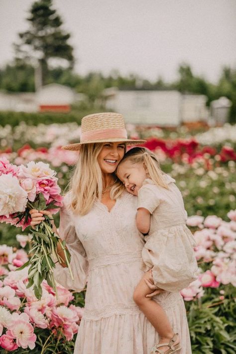 Greenhouse Outfit, Mother Daughter Photoshoot, Amber Fillerup Clark, Spring Photoshoot, Barefoot Blonde, Amber Fillerup, Spring Family, Photo Insta, Mommy Daughter