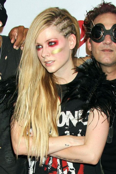 avril-lavigne-hair-33 Avril Lavigne Hair, Rocker Hairstyles For Women, Braids Side Part, Punk Hairstyles For Long Hair, Blonde Cornrows, Rocker Makeup, Rockstar Hairstyles, Braids Side, Mini Braids