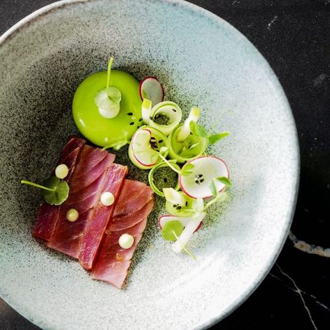 Tuna Tataki Fine Dining, Tuna Tataki Plating, Tuna Tataki Recipe, Tuna Fine Dining, Tuna Plating, Tuna Belly Recipe, Tataki Tuna, Tuna Appetizer, Baking Supplies Storage