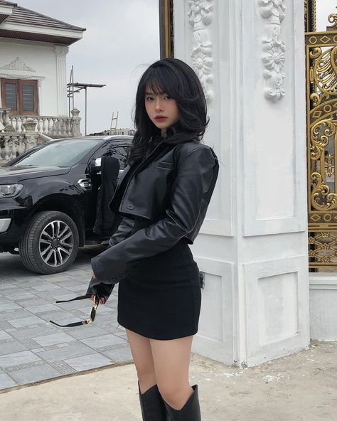 Brunette In Black Dress, Mafia Girls Aesthetic Outfit, Leather Jacket Women Outfits, Dark Korean Aesthetic Outfits, Mafia Girls Outfit, Mafia Aesthetics Women Clothes, Mafia Girls Aesthetic, Mafia Girl Outfits, Edgy Tomboy Fashion