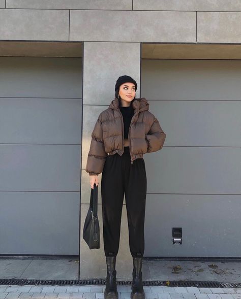 Turkey Winter Outfits Women, Brown Puffer Jacket Outfit, Puffer Coat Outfit, Outfits Sport, Brown Puffer Jacket, Japan Outfits, Puffer Jacket Outfit, Brown Puffer, Jacket Outfit Women