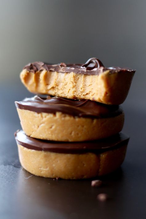 Easy Peanut Butter Cups! These gluten and dairy free peanut butter cups (or bars) are my new, go-to dessert recipe. They take me minutes to prepare and are loved by all my friends and family. Plus, what's not to like about the combination of peanut butter and chocolate?! #peanutbutter #peanutbutterbars #glutenfree #vegan #glutenfreepeanutbutterbars #veganpeanutbutterbars #peanutbuttercups #homemadepeanutbuttercups via theconscientiouseater.com Gluten Free Peanut Butter Bars, Chocolate Peanutbutter, Gluten Free Peanut Butter, Peanut Butter And Chocolate, Gluten And Dairy Free, Vegan Peanut Butter, Healthy Peanut Butter, Easy Peanut Butter, Oatmeal Chocolate Chip Cookies