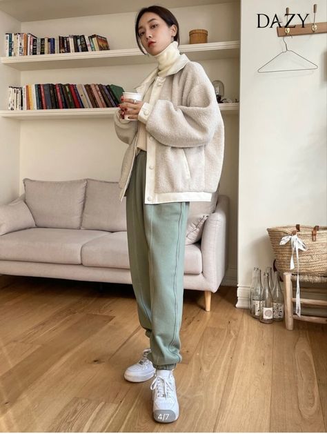 White Turtleneck Outfit Casual, Sweatpants And Turtleneck Outfit, Blue Sherpa Jacket Outfit, Sweatpants Outfit Asian, Korean Grey Sweatpants Outfit, Turtleneck And Sweatpants, Sage Green Sweatpants, Ulzzang Sweatpants Outfit, Turtleneck Outfit Casual