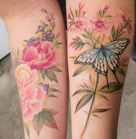 No black outline tattoo Flower Outline Tattoo, Delicate Flower Tattoo, Realistic Flower Tattoo, Skin Color Tattoos, Tattoo Modern, Vintage Flower Tattoo, Tattoo Henna, Muster Tattoos, Different Tattoos