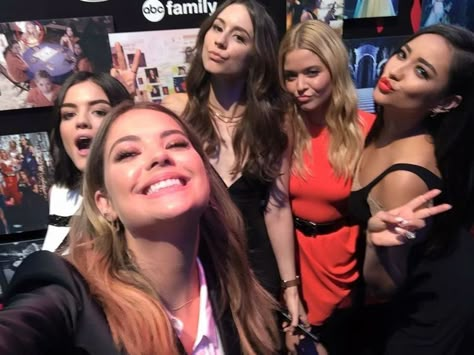 Pretty Litter, Spencer And Toby, Pretty Little Liars Cast, Pll Cast, Female Friendship, Casting Pics, Abc Family, Fotos Goals, Ashley Benson