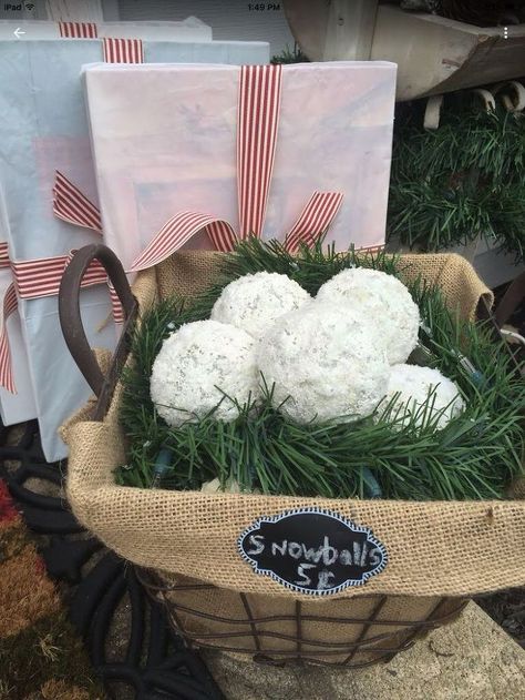 diy make snowball tutorial, christmas decorations, crafts, decoupage, seasonal holiday decor Snowballs Diy, Fake Snowballs, Diy Wood Wall Decor, Decorative Mesh Wreaths, Snow Balls, Pine Cone Christmas Tree, Winter Decorating, Fake Snow, Globe Decor