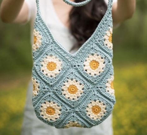 10 Crochet Granny Square Bag Patterns - This is Crochet Crochet Beach Bag Granny Square, Flower Granny Square Pattern, Crochet Flower Granny Square, Crochet Flower Granny Square Pattern, Crochet Granny Square Bag, Crochet Beach Bag, Crochet Beach Bags, Flower Granny Square, Popular Crochet