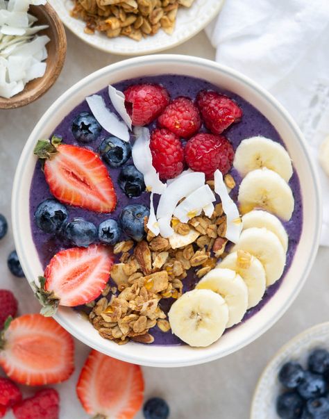 Protein Berry Smoothie Bowl Berry Protein Smoothie, Berry Smoothie Bowl, Smoothie Base, Unflavored Protein Powder, Work Recipes, Frozen Berries, Ice Milk, Low Carbs, Banana Blueberry