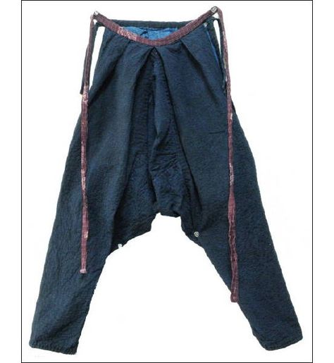 Farm Woman's (Child's) Work Pants, Early to Mid 1900s www.kimonoboy.com Japanese Farm, Farm Woman, Farm Women, Japanese Pants, Japanese Boro, Diy Vetement, Style Japanese, Japanese Outfits, Yohji Yamamoto