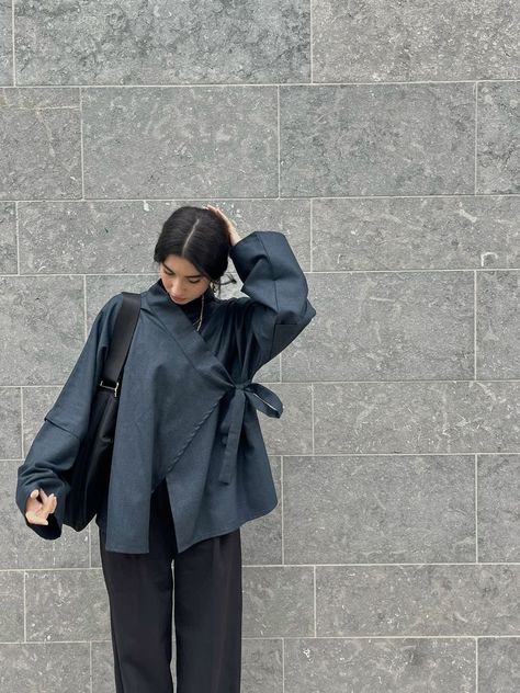 Kimono Blouse Outfit, Modern Japanese Clothing, Japanese Style Women, Modern Japanese Fashion, One Set Outfit, Minimalism Outfit, Outfit Ngampus, Skirt Set Outfit, Kimono Outfit