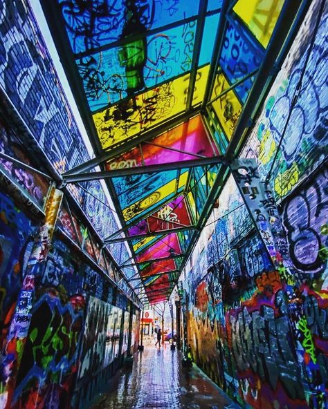 Boston Bucket List on Instagram: “A colorful paradise ✨🌈 Has anyone ever been to Graffiti Alley in Cambridge? 📸@euphoric_willow” American Graffiti Aesthetic, Boston Graffiti, Boston Bucket List, Bay Area Graffiti, Graffiti Alley, Grafitti Alley Toronto, Graffiti Abandoned Building, Graffiti On Abandoned Buildings, Descendants