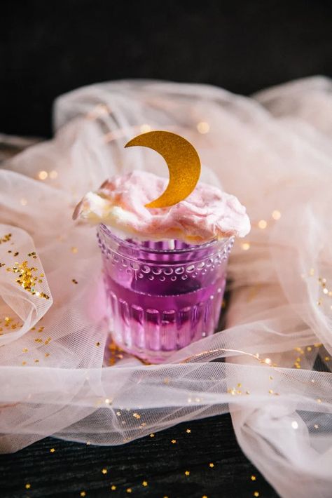 This sweet & fizzy Sailor Moon Cocktail Recipe features gin, yuzu sake and cotton candy (plus a little solar magic inspired by the Sailor Moon girls!) Sailor Moon Party Ideas, Moon Party Ideas, Moon Cocktail, Solar Magic, Sailor Moon Cakes, Sailor Moon Party, Moon Food, Sailor Moon Birthday, Crystal Tokyo